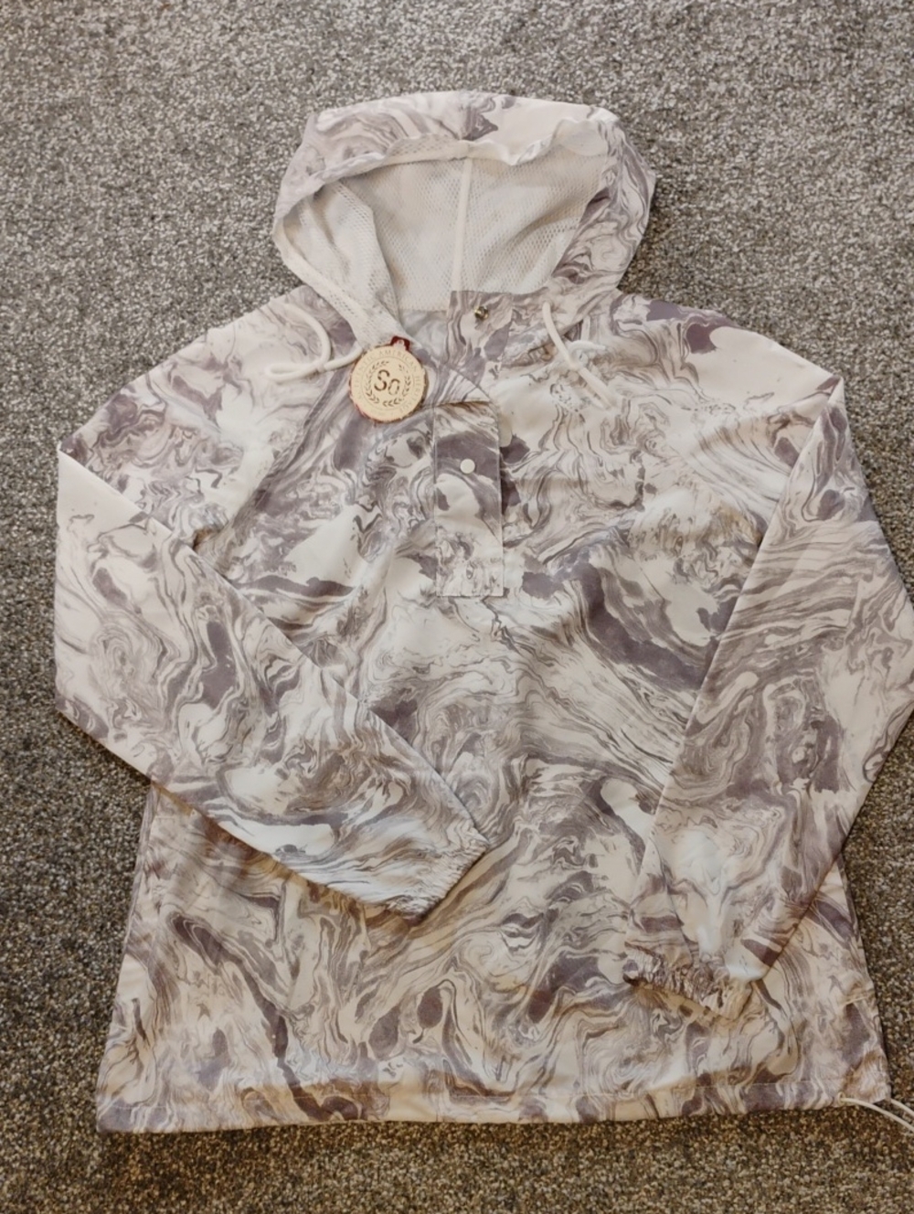 SO Marble-Effect Hooded Pullover in Gray and White